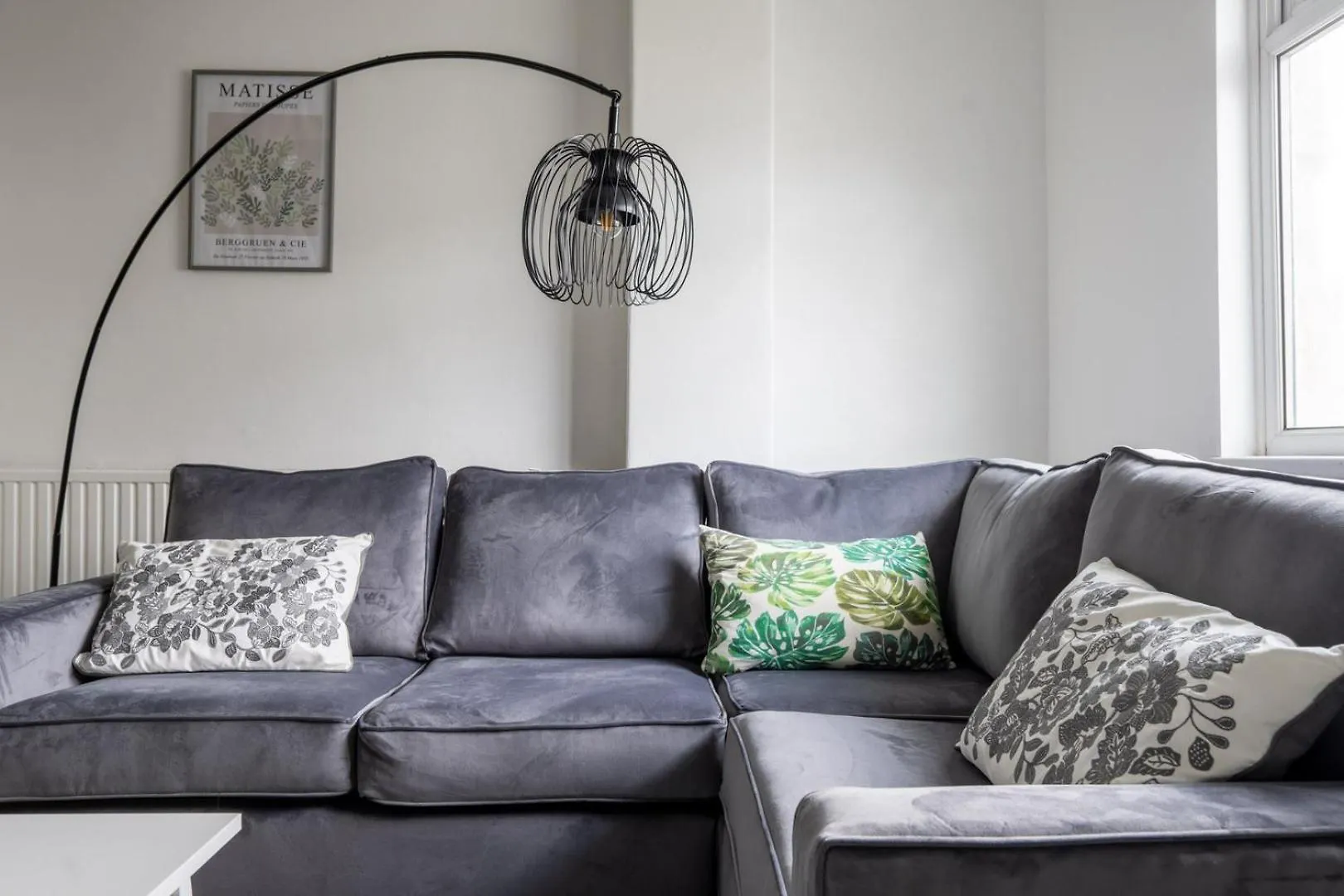 Spacious 4-Bedroom Apt | Pool Table Cardiff
