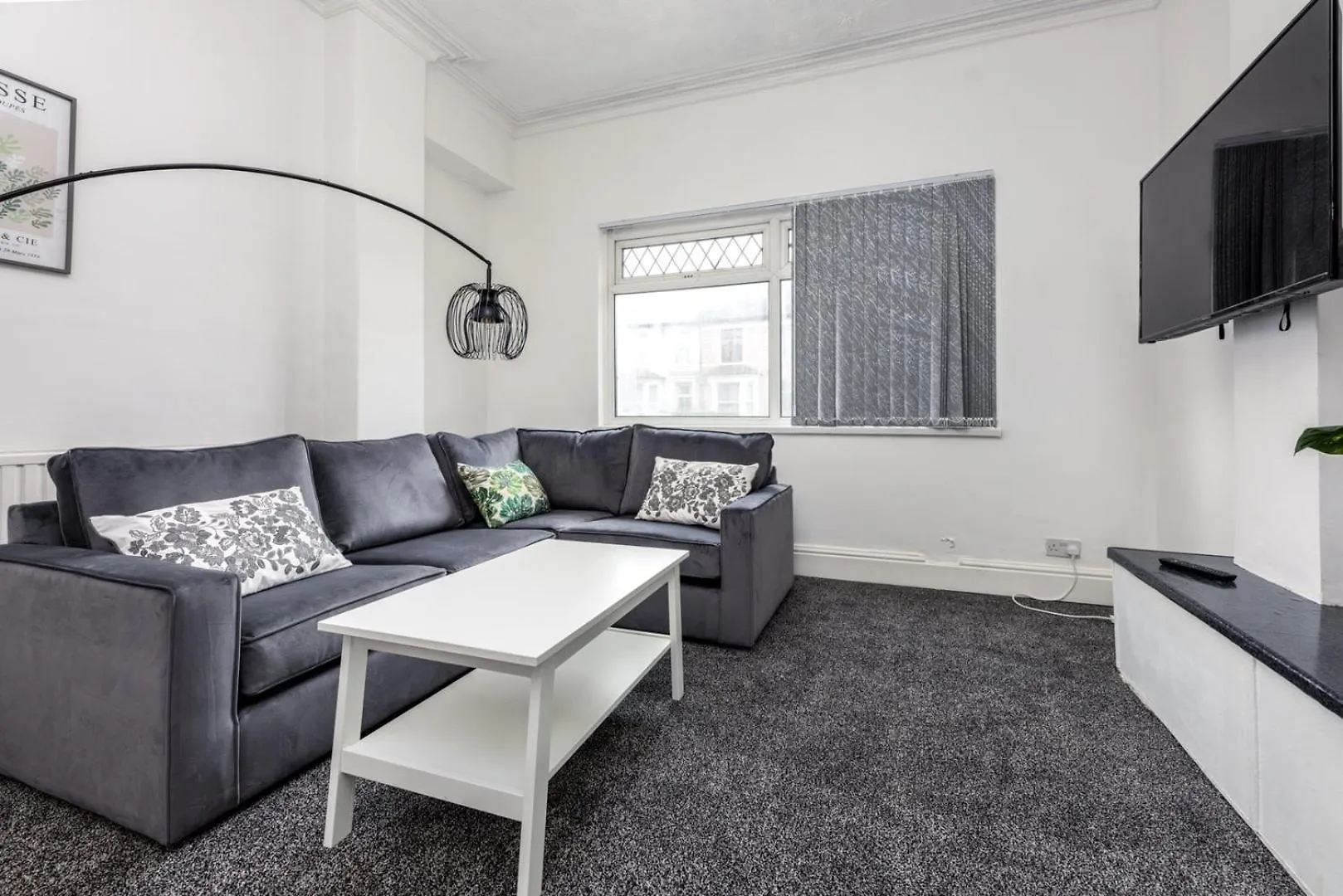 קארדיף Spacious 4-Bedroom Apt | Pool Table 0*,  בריטניה