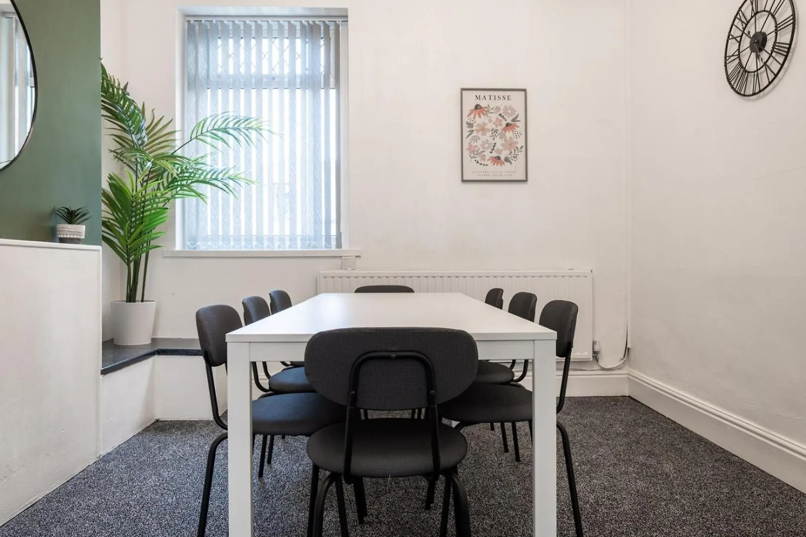 קארדיף Spacious 4-Bedroom Apt | Pool Table בית הארחה